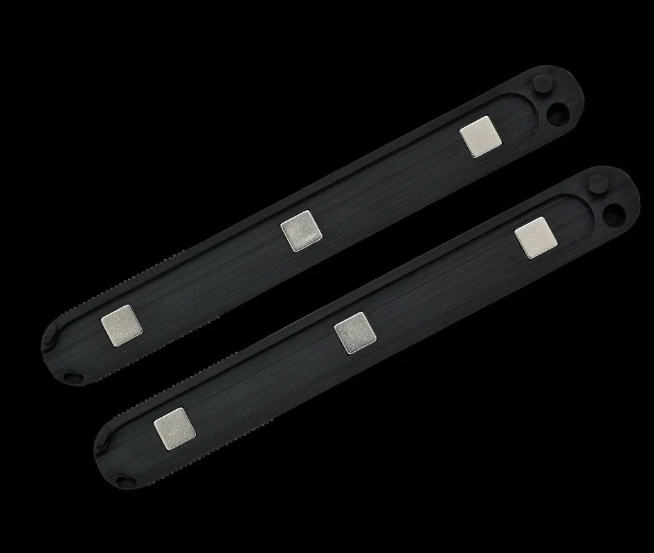 Zwei schwarze magnetische ELITE HILO Griffe von Multipick mit integrierten Neodym-Magneten zur werkzeuglosen Befestigung an Lockpicking-Werkzeugen, auf schwarzem Hintergrund.