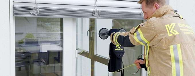 Feuerwehrmann öffnet ein gekipptes Fenster mit dem Kipp-Blitz Öffnungswerkzeug