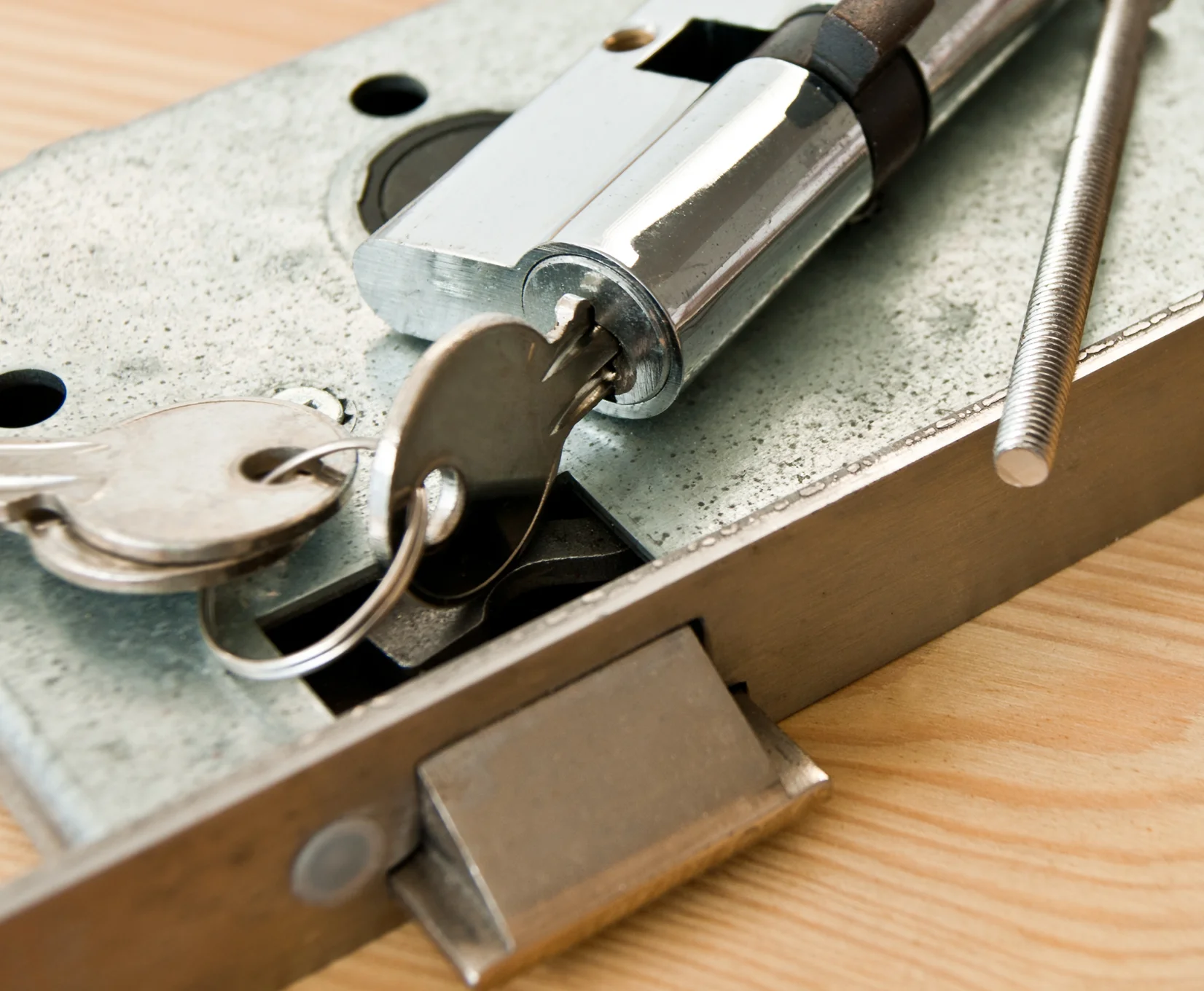 Door lock cylinder with key inserted in a removed lock case