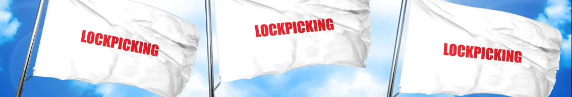 Trois drapeaux blancs avec l'inscription LOCKPICKING en rouge flottant au vent