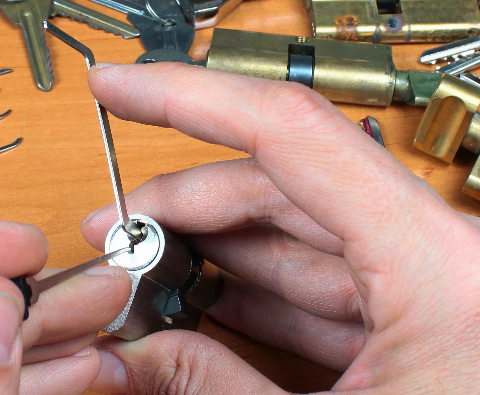 Crochetage d’un cylindre avec outils professionnels Crochetage d’un cylindre de serrure avec tendeur et crochet – gros plan avec outils