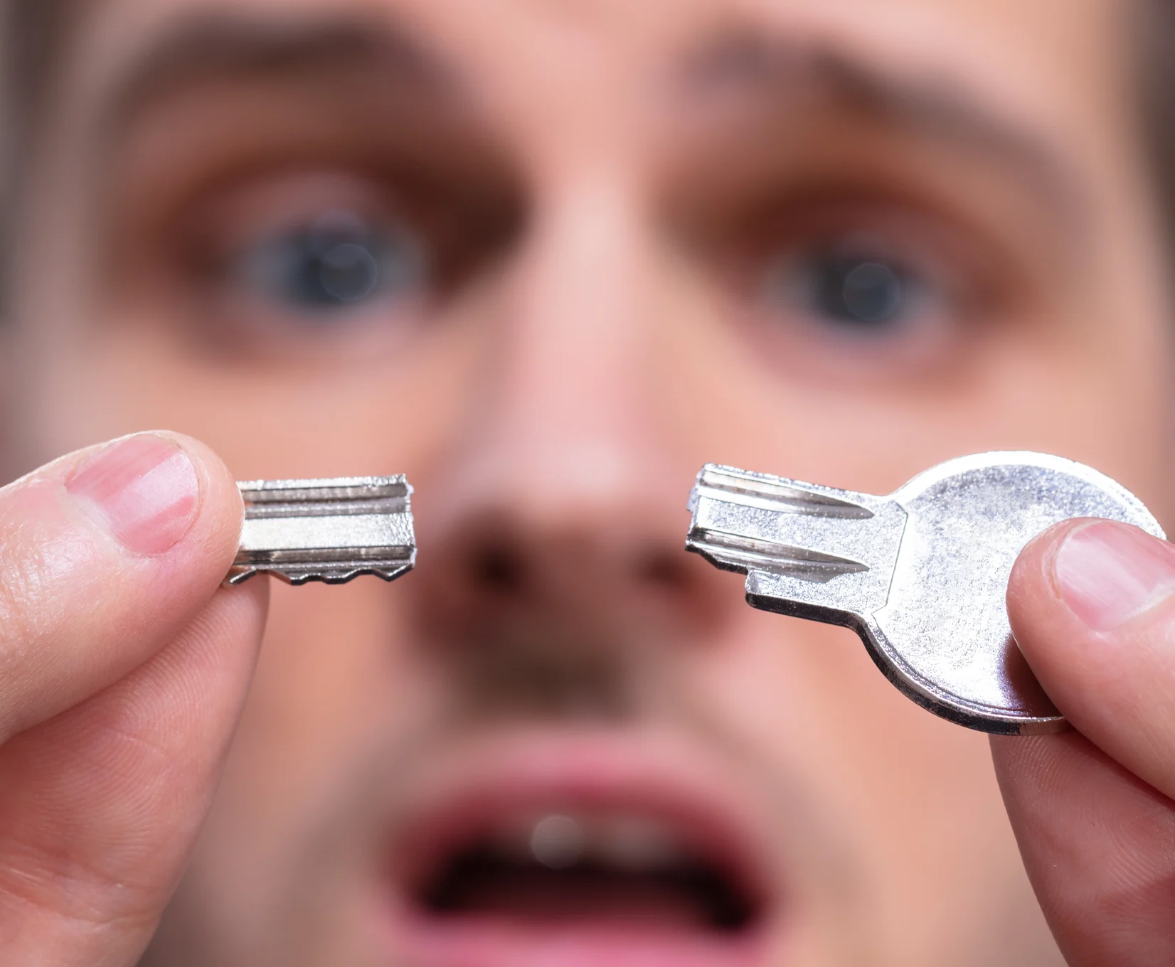 Remove a broken key from a lock, here’s how to do it properly. Person holding a broken key after it broke off in the lock